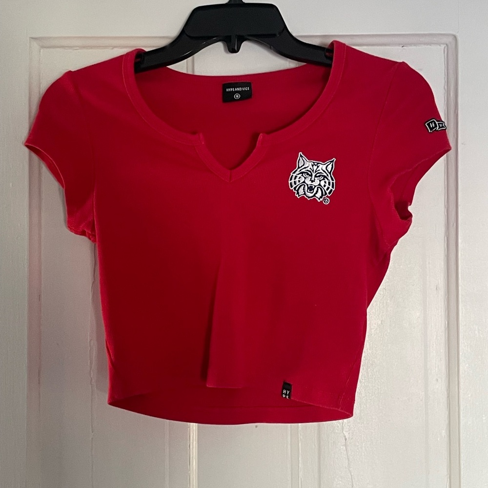 Hype & Vice Scarlet Crop Top with Arizona Wildcats logo